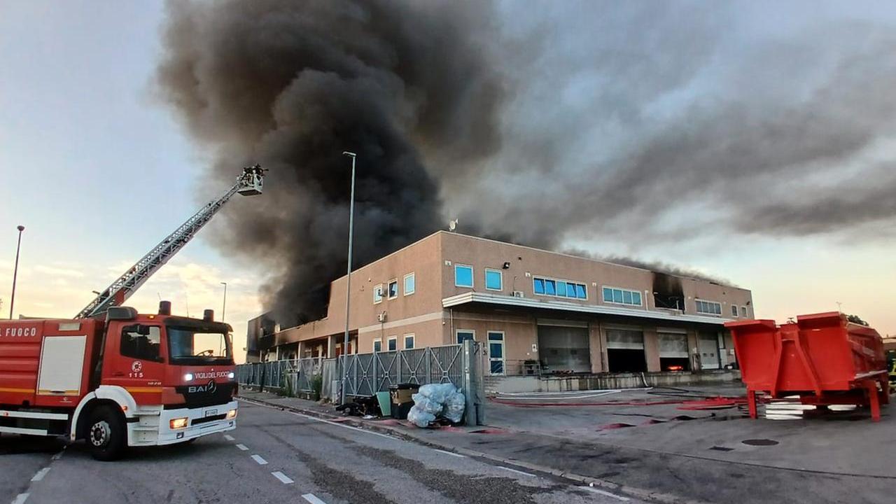 L'incendio che ha distrutto la Xin Shun Da