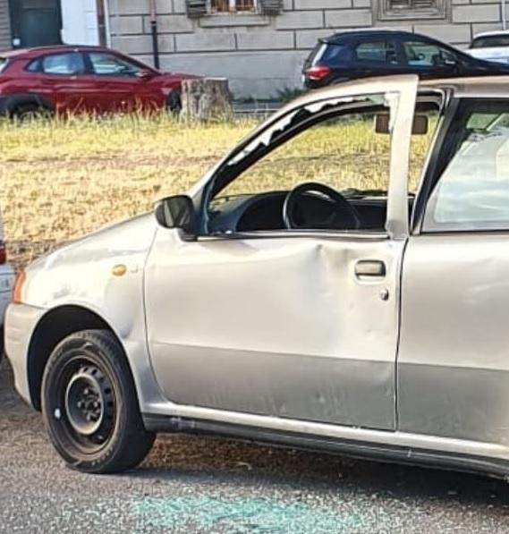 Livorno, raid di ladri e vandali in piazza Manin: danneggiata auto in sosta
