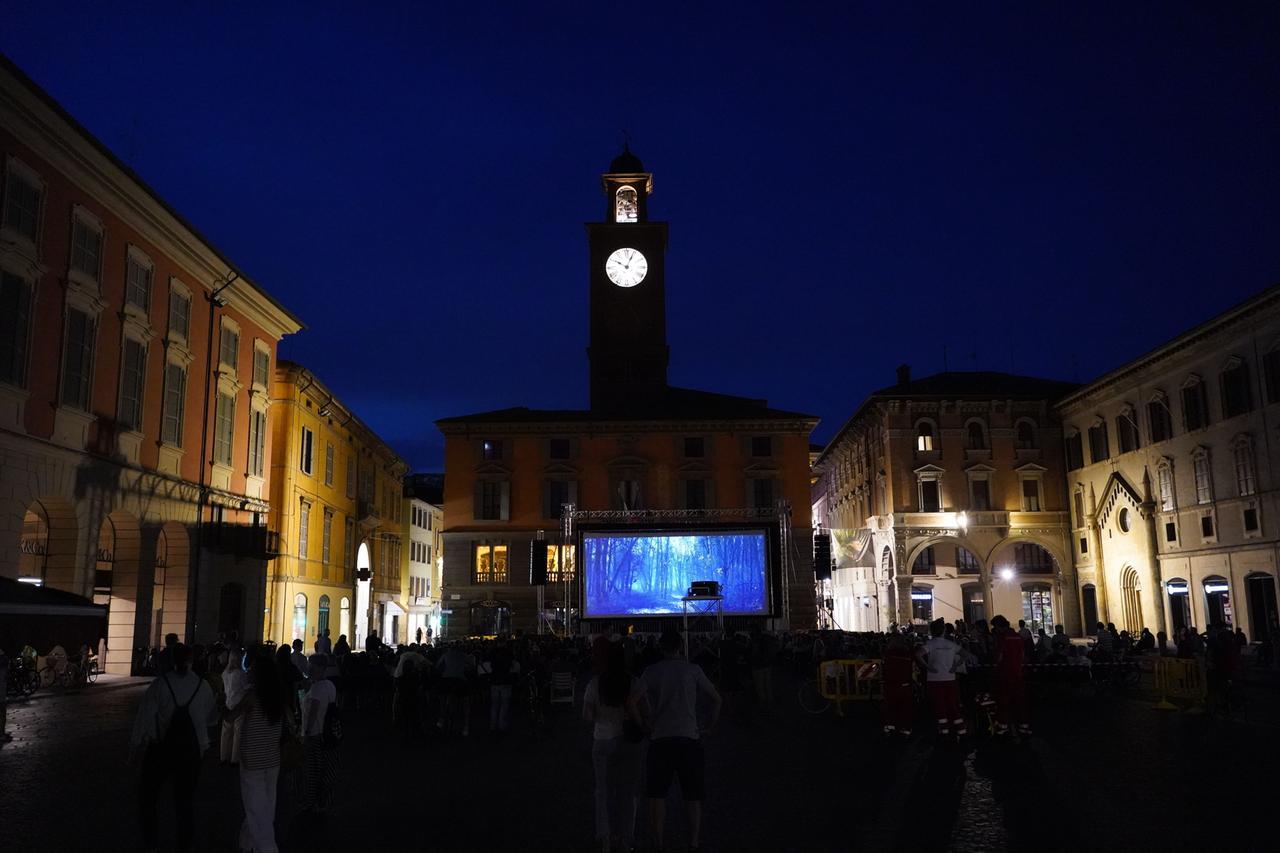 Torna in piazza Prampolini la magia del cinema sotto le stelle