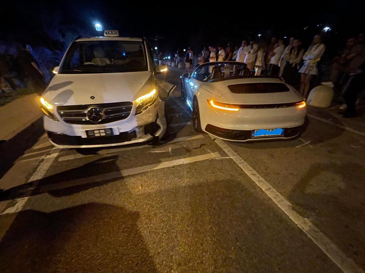 Contromano, ubriaco e senza patente: con la Porsche contro un taxi a Porto Cervo