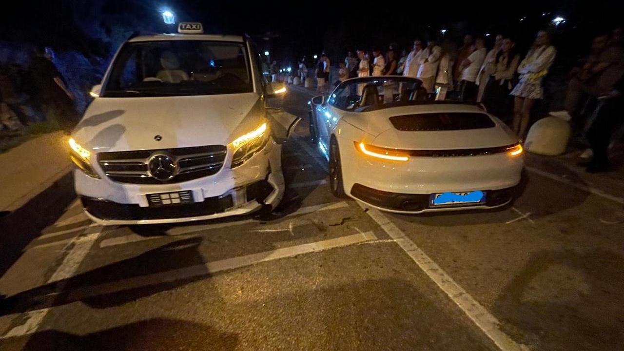 Contromano, ubriaco e senza patente: con la Porsche contro un taxi a Porto Cervo