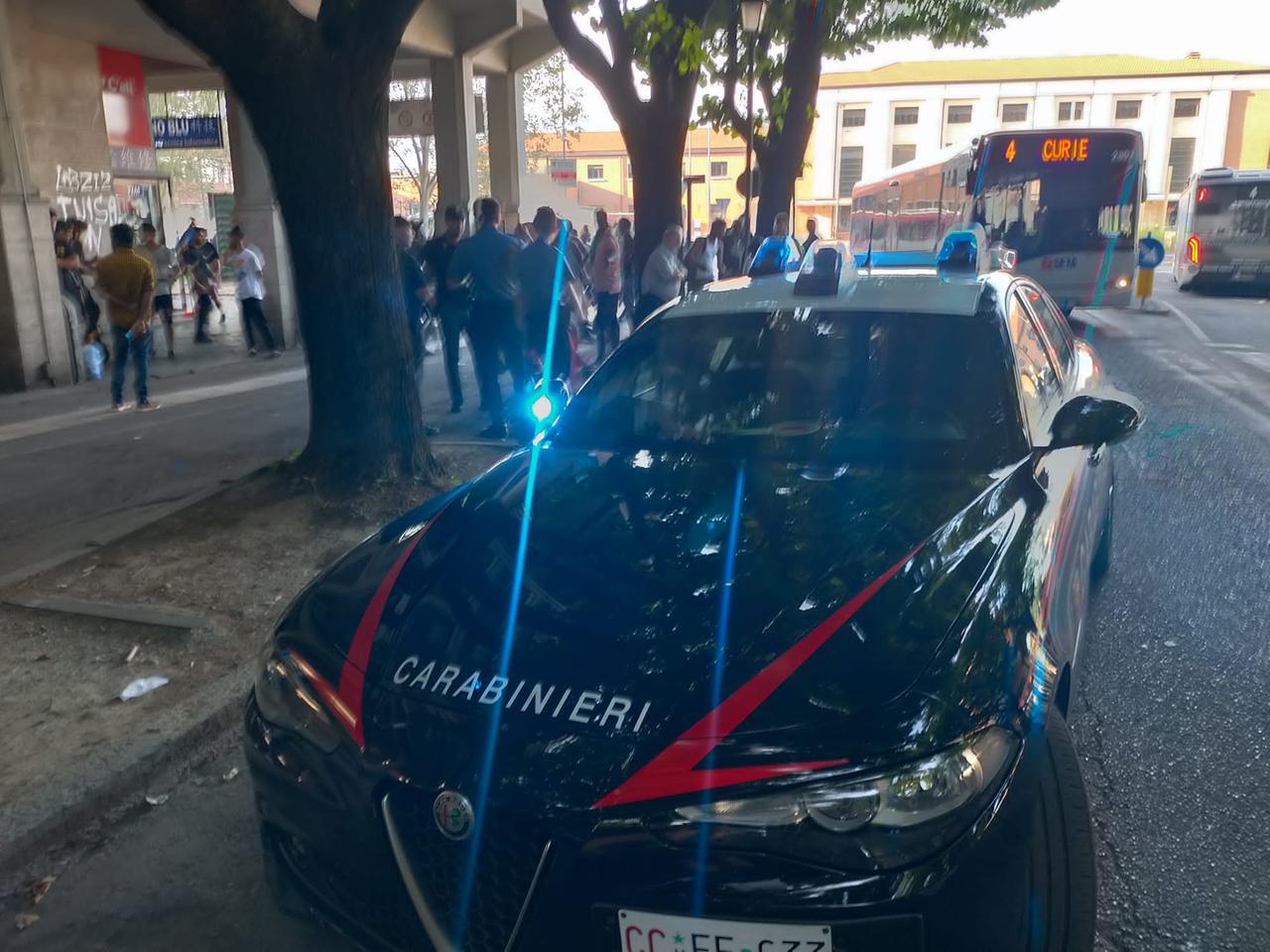 Giovane accoltellato per un monopattino conteso