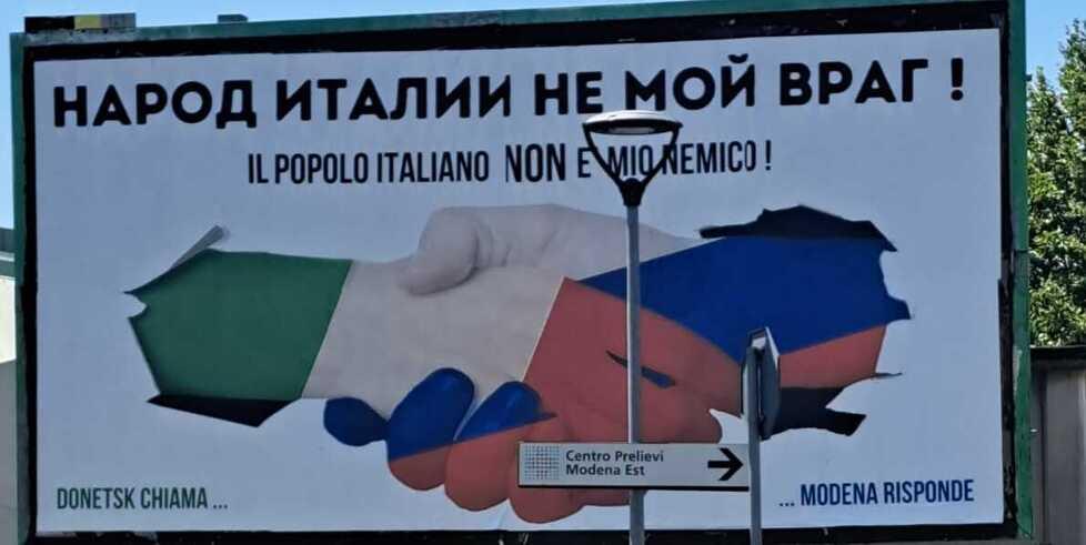 Manifesti filorussi anche a Modena, interviene il sindaco: «No alla propaganda pro Putin»