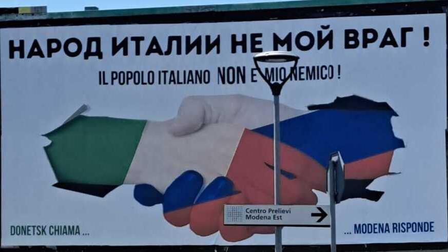 Manifesti filorussi anche a Modena, interviene il sindaco: «No alla propaganda pro Putin»