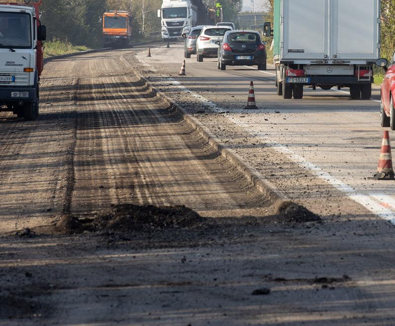 Ferrara, truffa alla Provincia per l’asfalto delle strade