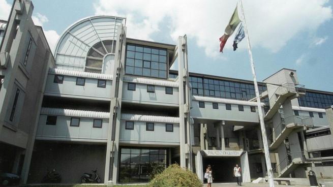 Prato, quarantenne condannata a 7 anni per estorsione e stalking all’ex amante