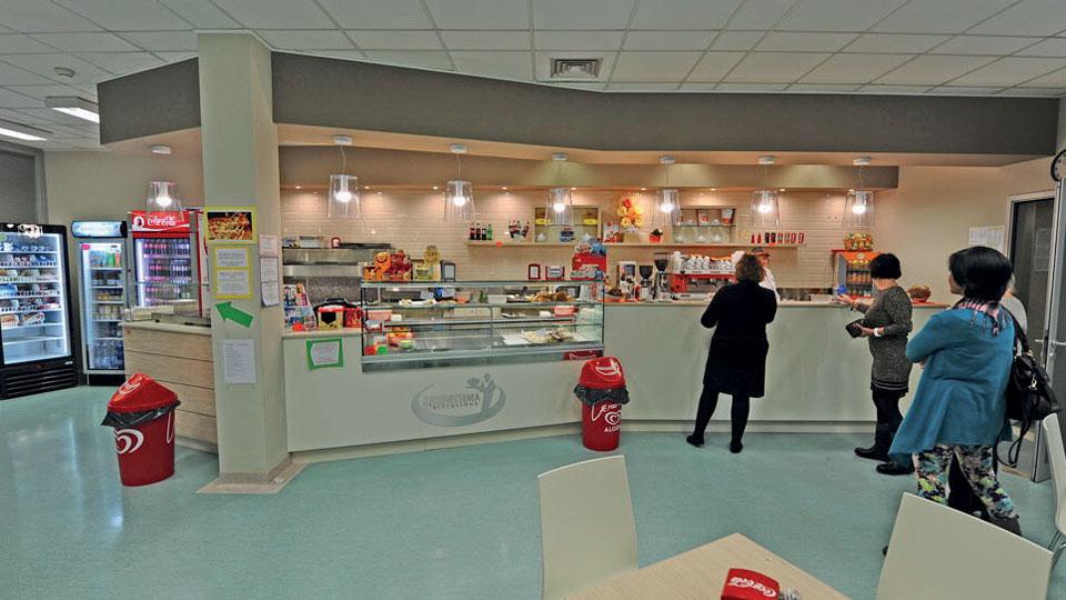 Cecina, è polemica sul bar dell’ospedale: «Orario ridotto e prezzi alti, ecco quanto costano colazioni e pranzi»
