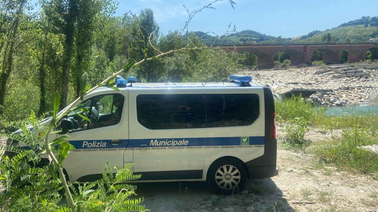 Fanno il bagno nell’Enza dove è morto Danilo. L’appello: «È vietato e pericoloso»