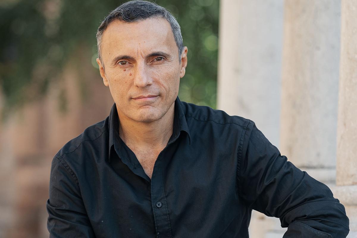 “Aspettando l’apocalisse”, Valerio Aprea porta in teatro i monologhi di Makkox