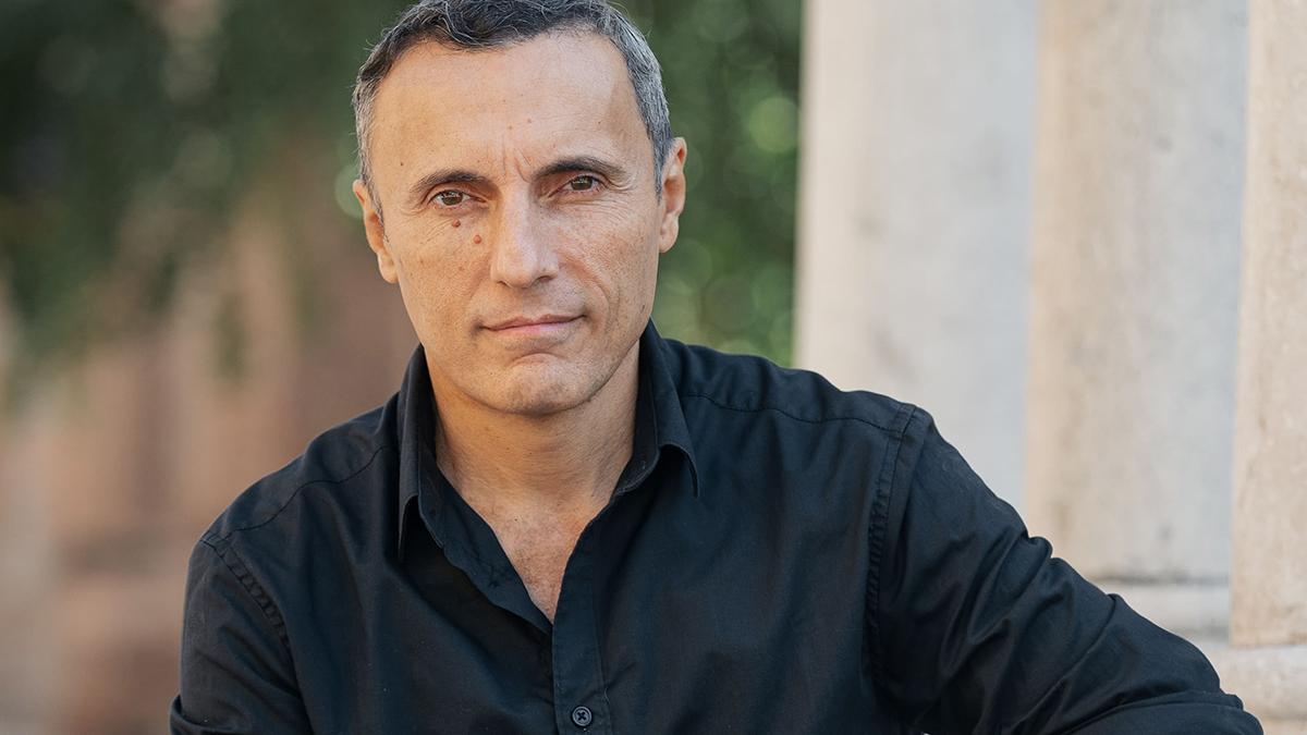 “Aspettando l’apocalisse”, Valerio Aprea porta in teatro i monologhi di Makkox