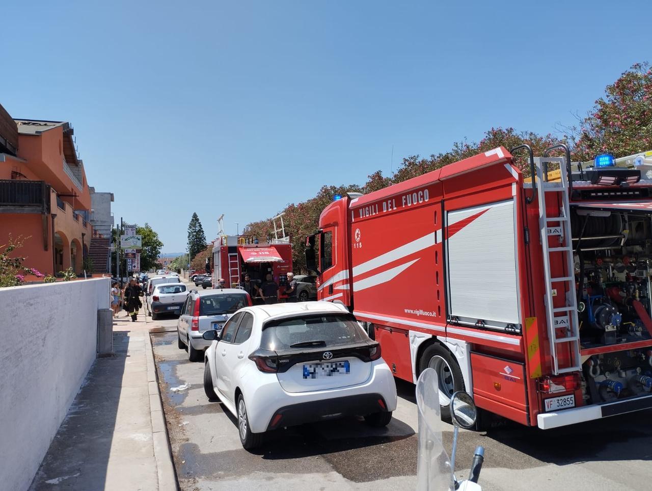 Olbia, fiamme nella veranda di un ex ristorante