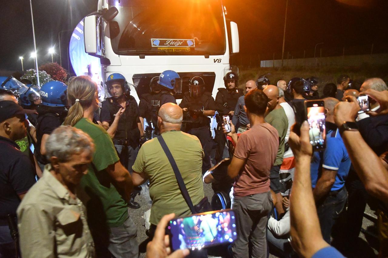 Pale eoliche, proteste al porto di Oristano: 16 denunce con sequestri di mazze e picconi