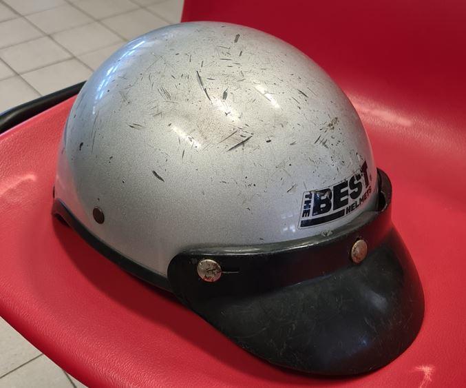 
	Il casco sequestrato dalla polizia municipale

