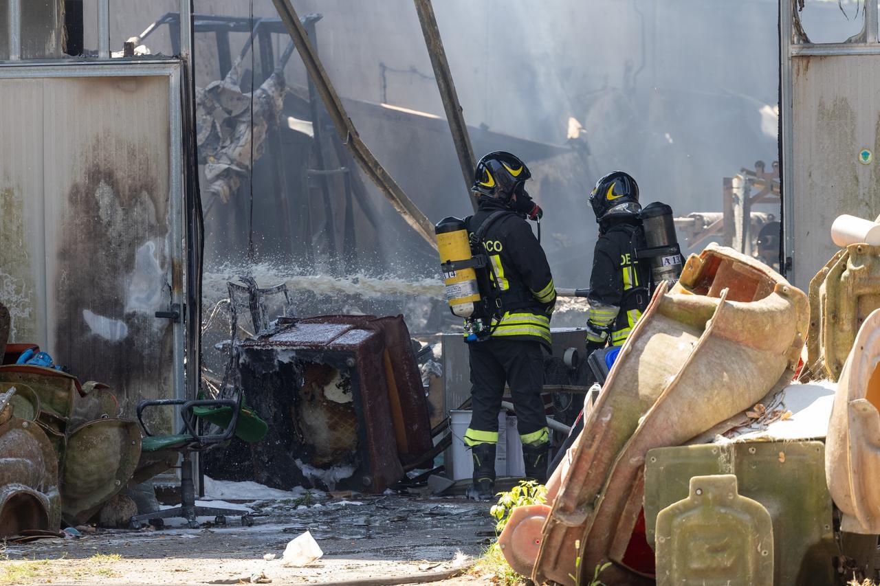 Incendio a Fiscaglia, il sindaco Tosi rassicura: «Nessuna sostanza nociva nell’aria»