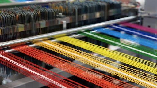 Prato, accordo sul contratto degli artigiani tessili: aumento di 172 euro
