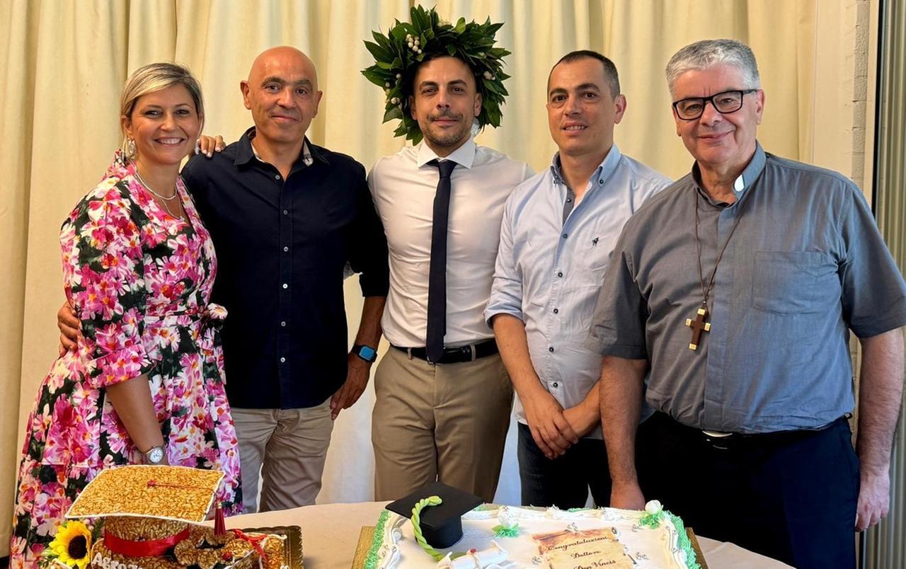 Ecco chi è don Michele Vincis, il parroco di Padru che si è laureato con 110 e lode