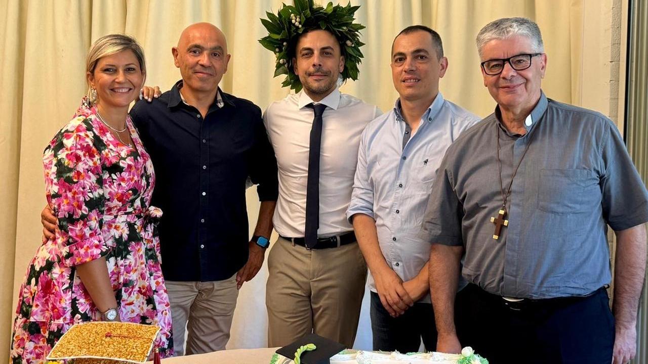 Ecco chi è don Michele Vincis, il parroco di Padru che si è laureato con 110 e lode