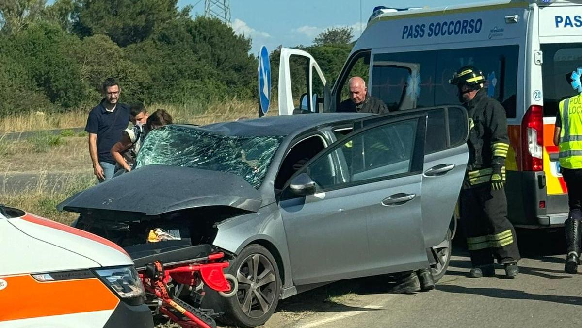 Scontro fra auto e pullman al bivio di Bancali: in ospedale anche un bimbo di 8 mesi
