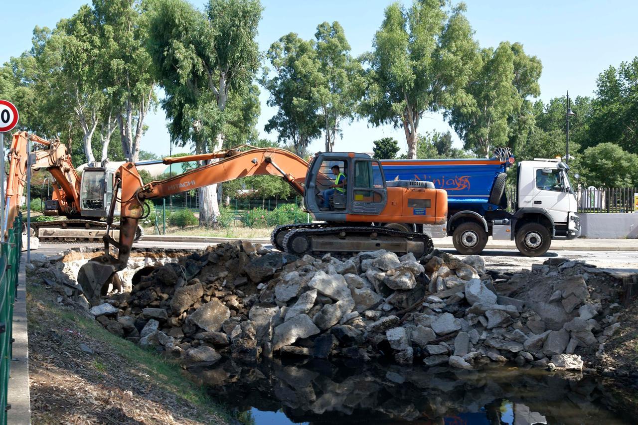 
	La demolizione del ponte di via Galvani (foto Vanna Sanna)

