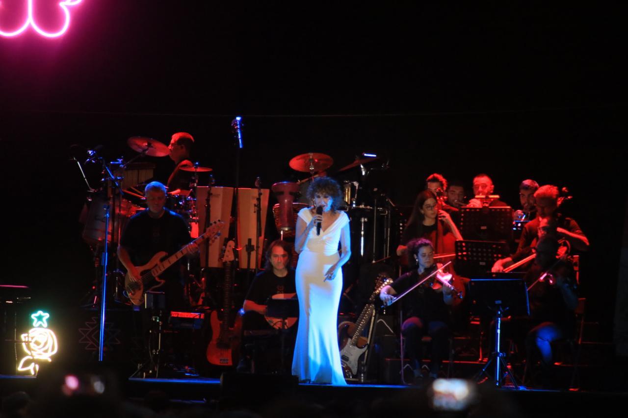 Che spettacolo il concerto di Fiorella Mannoia a Modena: «La mia musica contro la violenza»