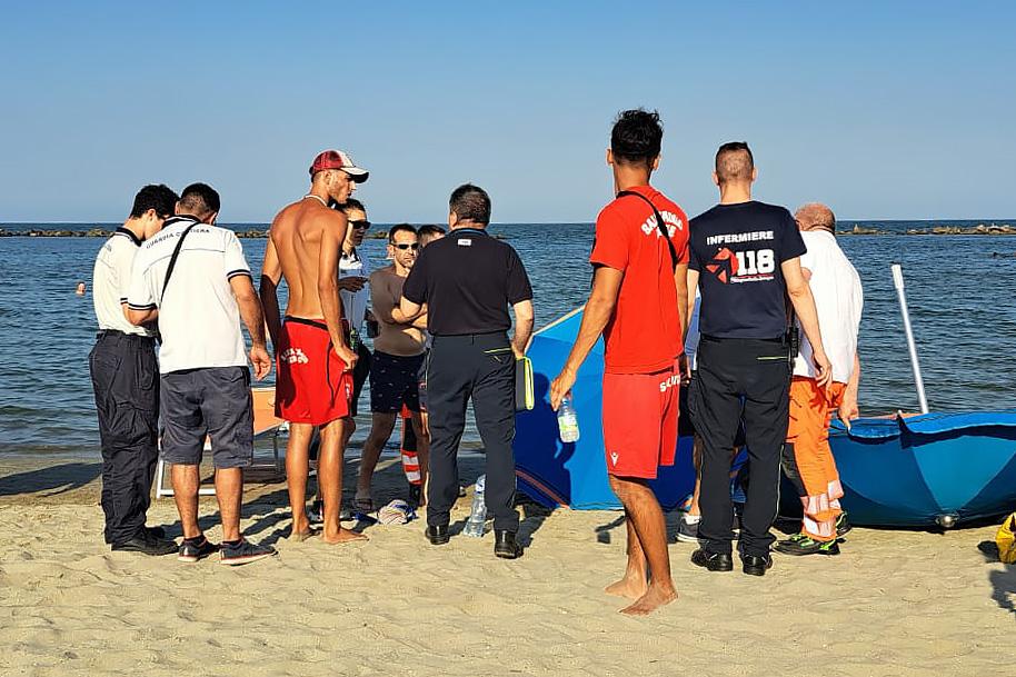 Lido Spina, ristoratore muore mentre è in acqua