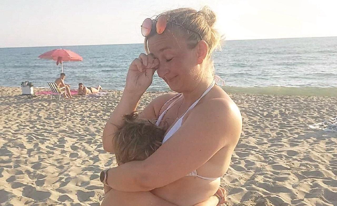 
	L'abbraccio fra la mamma e il bimbo e le lacrime di gioia per il ritrovamento

