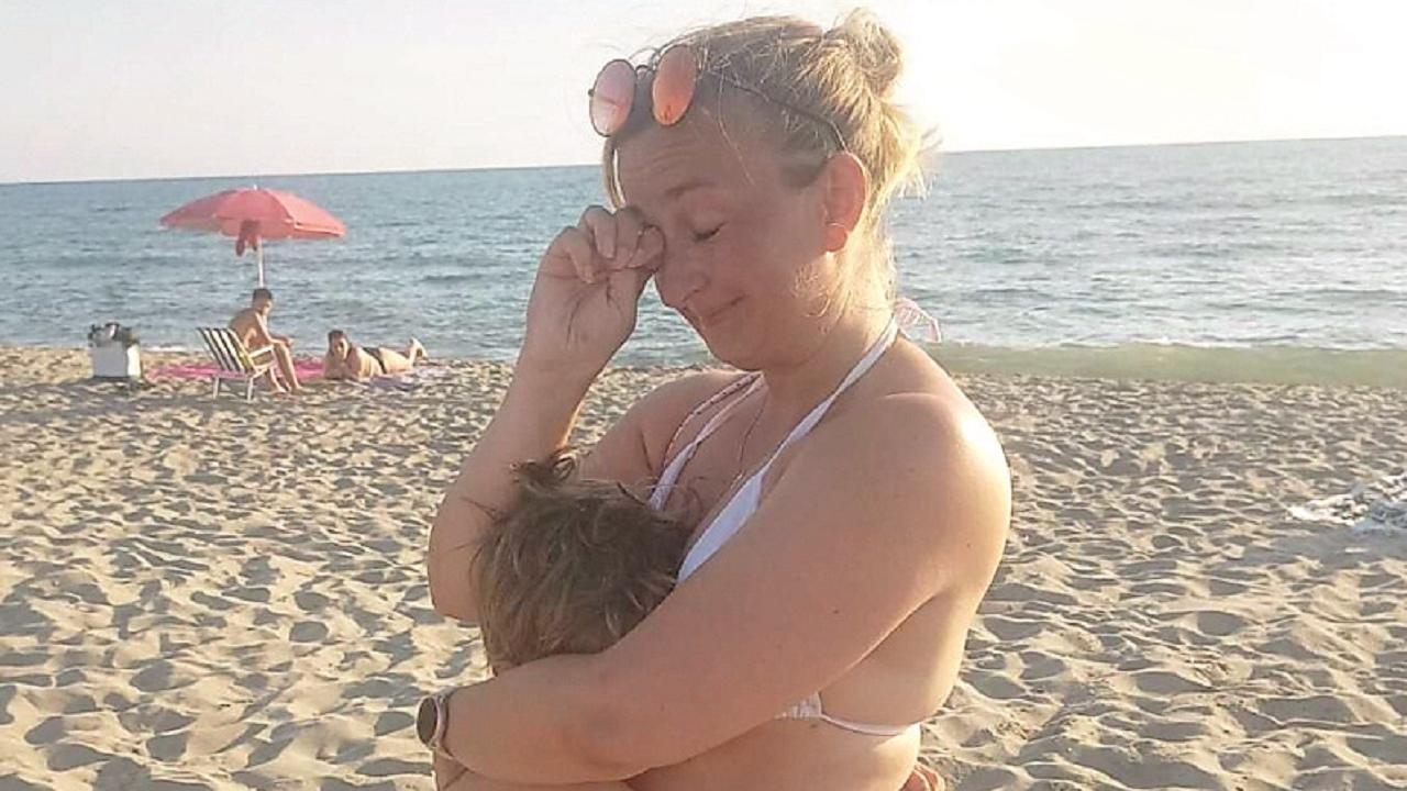 L'abbraccio fra la mamma e il bimbo e le lacrime di gioia per il ritrovamento