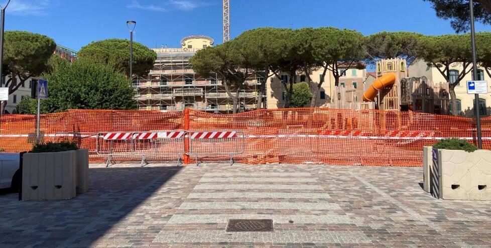 Il Prato sigillato dopo il crollo del pino (Foto di Michele Falorni/Silvi)