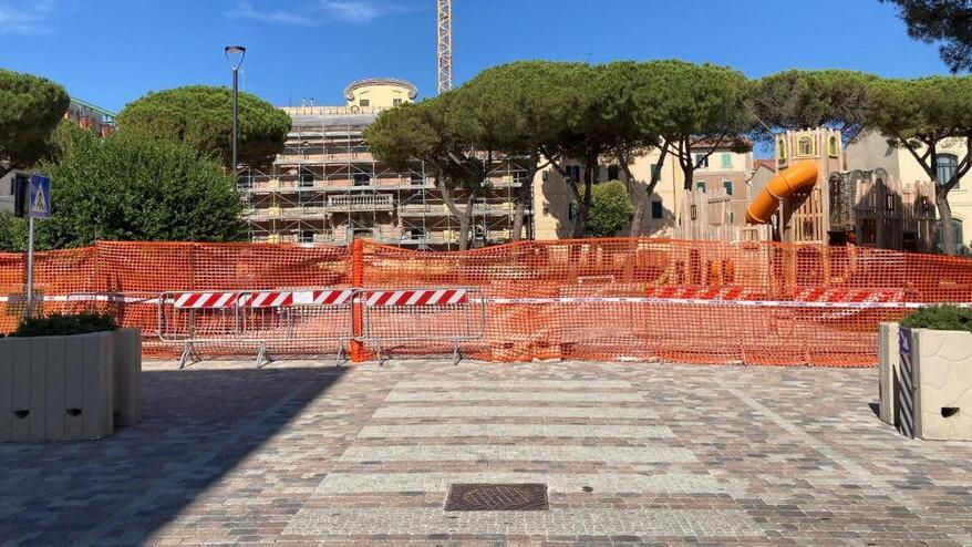 Il Prato sigillato dopo il crollo del pino (Foto di Michele Falorni/Silvi)