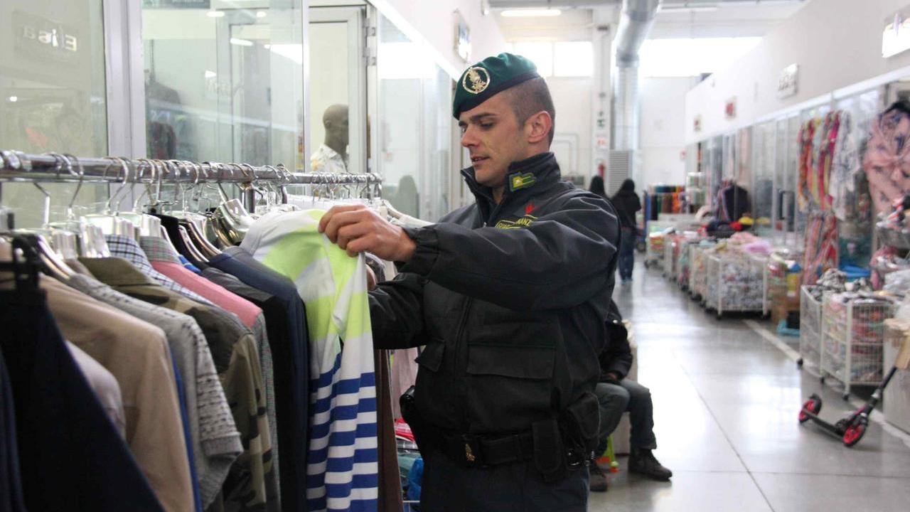 Controlli della Finanza in un pronto moda cinese (archivio)