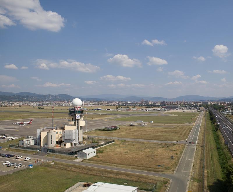 Nella foto, l’aeroporto Amerigo Vespucci. Il progetto di ampliamento prevede la realizzazione di una pista lunga 2.200 metri adiacente all’autostrada Firenze-Mare