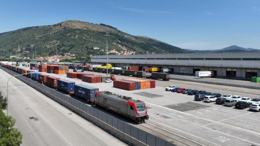Il primo treno coi container dell’Acqua Panna che da Scarperia arriveranno al porto di Livorno