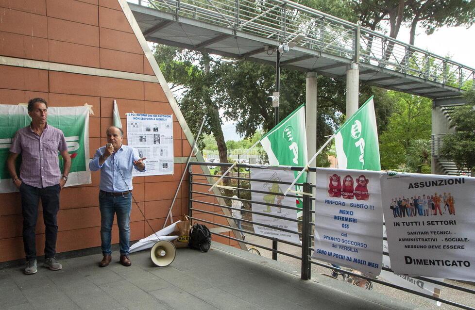 Una protesta del sindacato Fials al Versilia (nella foto col megafono il segretario Daniele Soddu)