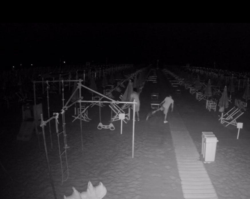 
	I due ragazzi inquadrati dalle telecamere

