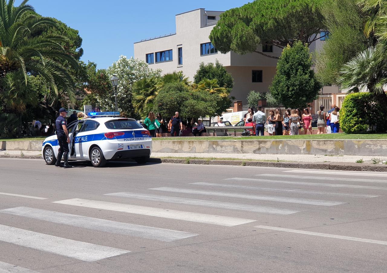 Sassari, l’intervento dei vigili urbani alla festa di laurea: «Non abbandonate i rifiuti»