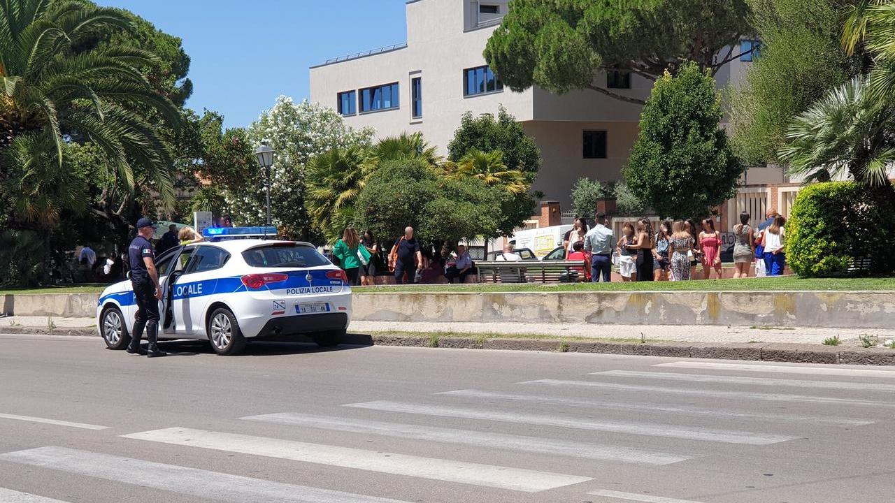 Sassari, l’intervento dei vigili urbani alla festa di laurea: «Non abbandonate i rifiuti»