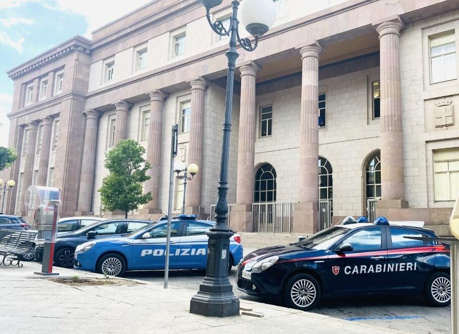 Il ricatto social, prima si finge una 15enne e poi poliziotto: a processo un 42enne di Castelsardo