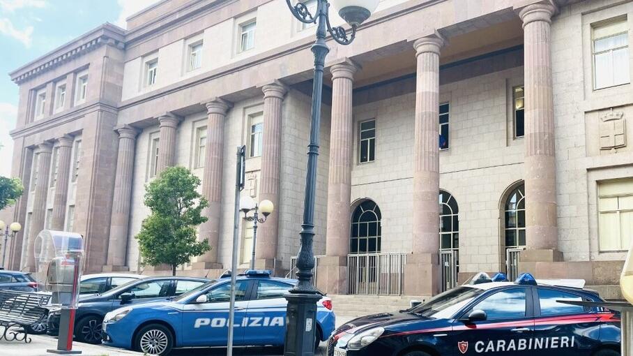 Il ricatto social, prima si finge una 15enne e poi poliziotto: a processo un 42enne di Castelsardo