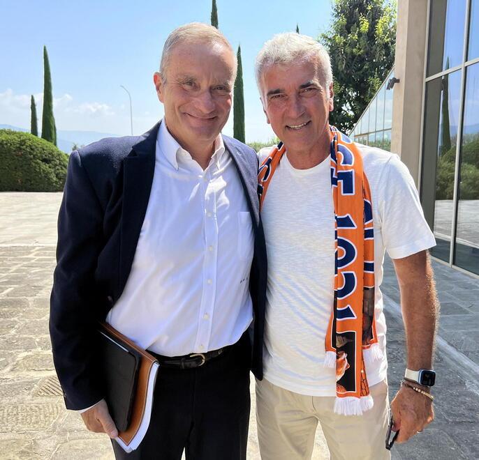A sinistra Sergio Iorio presidente arancione con il nuovo mister Domenico Giacomarro (foto Nucci)