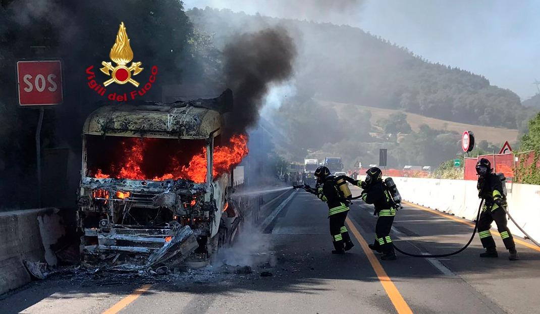 Firenze, tir a fuoco in A1: traffico nel caos