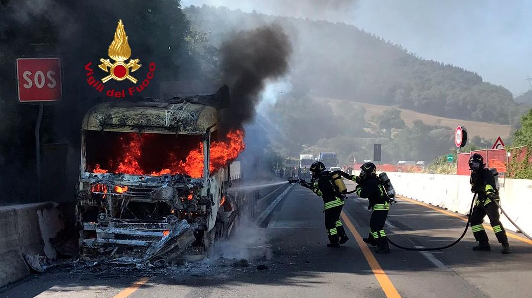 Firenze, tir a fuoco in A1: traffico nel caos