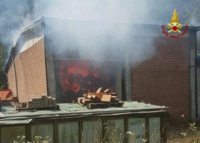 Incendio in un fienile, bruciano 300 rotoballe