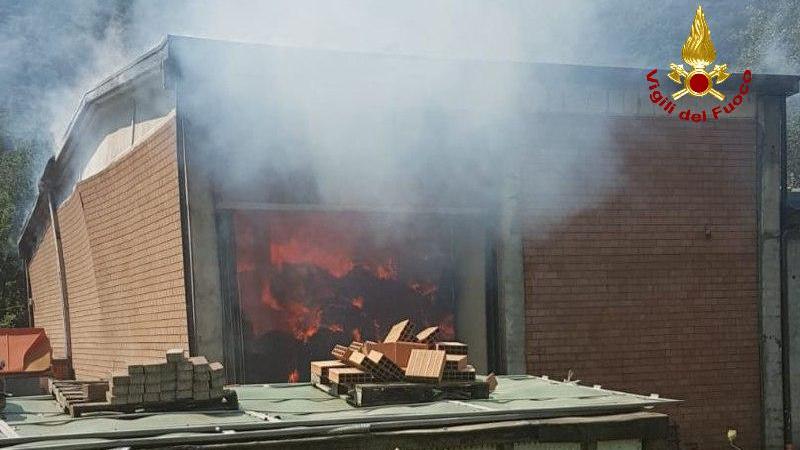 Incendio in un fienile, bruciano 300 rotoballe