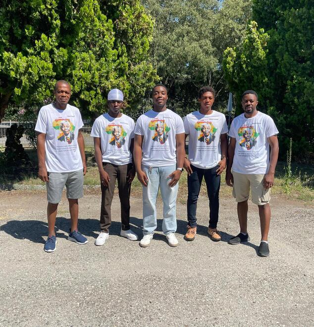 Ferrara, gli studenti africani distribuiscono acqua e cibo per il Mandela Day