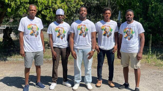 Ferrara, gli studenti africani distribuiscono acqua e cibo per il Mandela Day