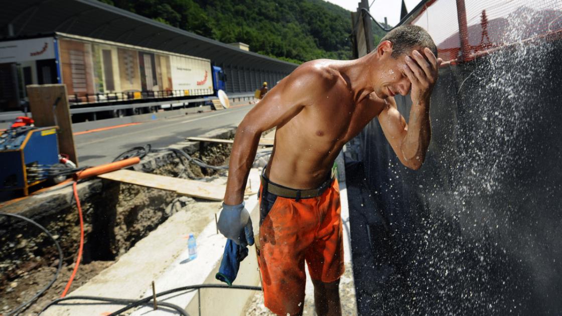 Caldo in Toscana e bollino rosso, stop al lavoro nei cantieri edili: la fascia oraria vietata e le raccomandazioni