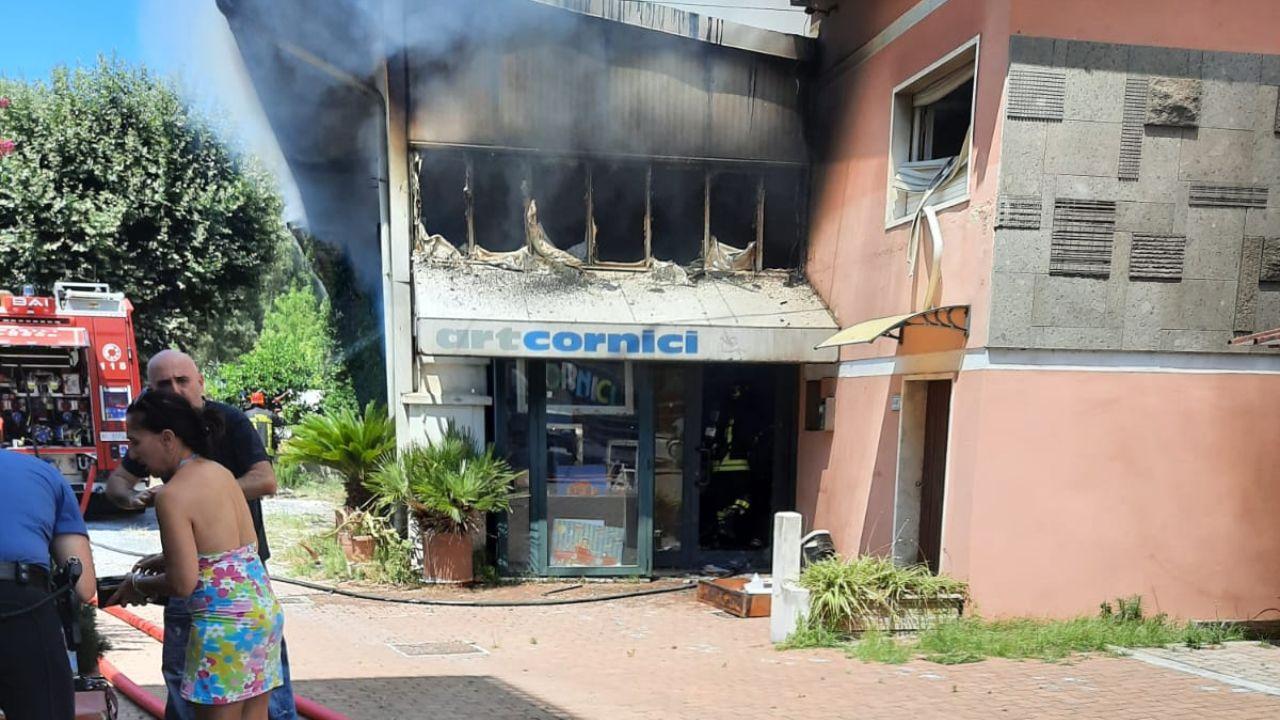 Il laboratorio Art cornici devastato dalle fiamme