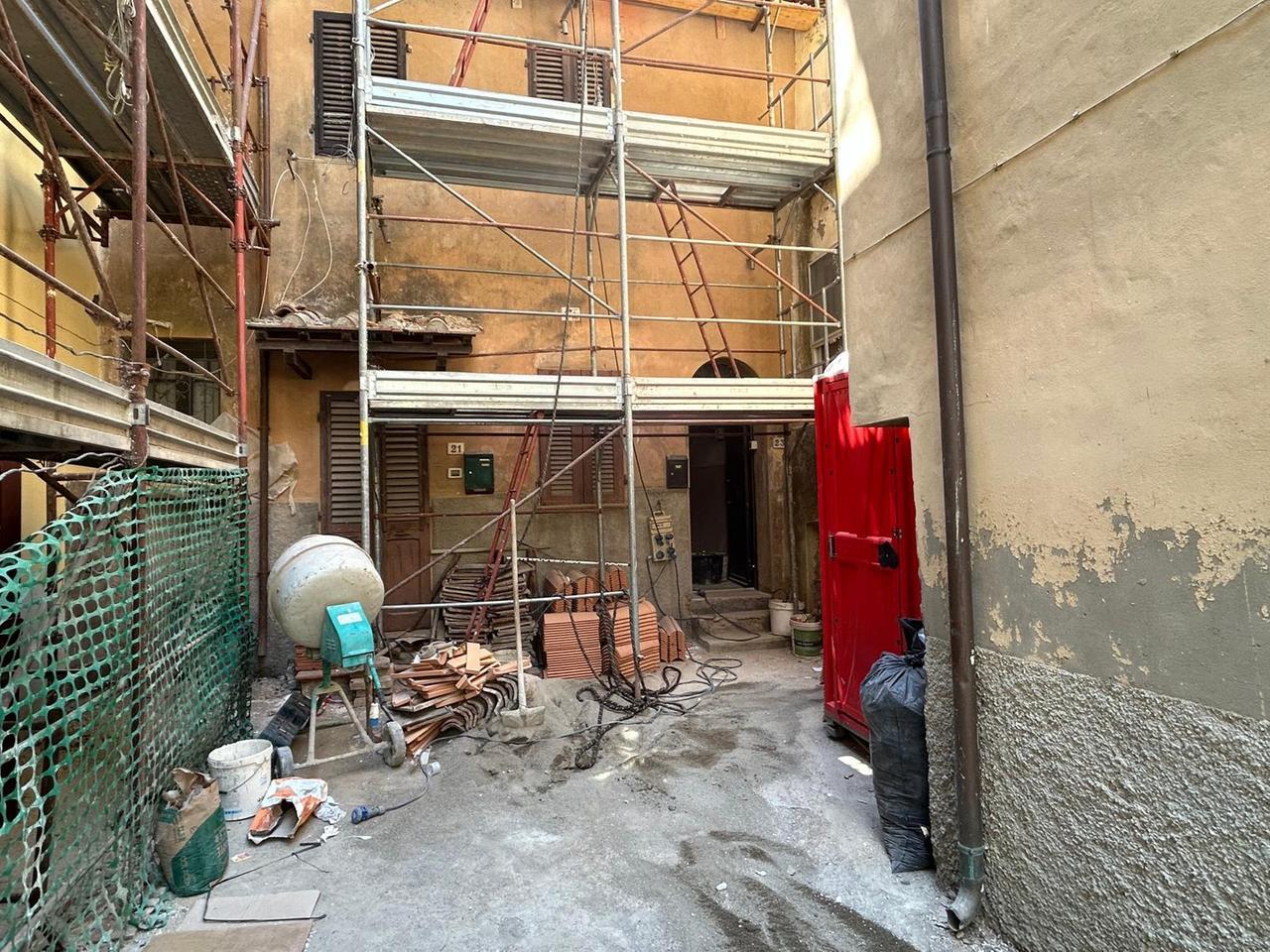 
	La corte interna del condominio in cui &egrave; avvenuto l'incidente sul lavoro (foto Giorgio)

