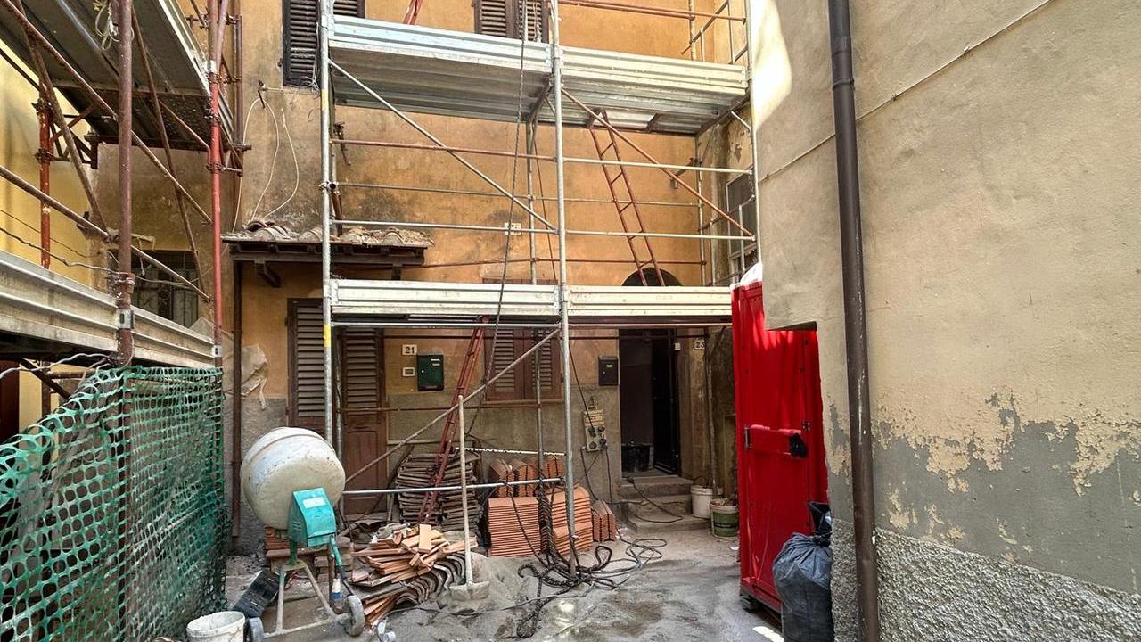 La corte interna del condominio in cui è avvenuto l'incidente sul lavoro (foto Giorgio)