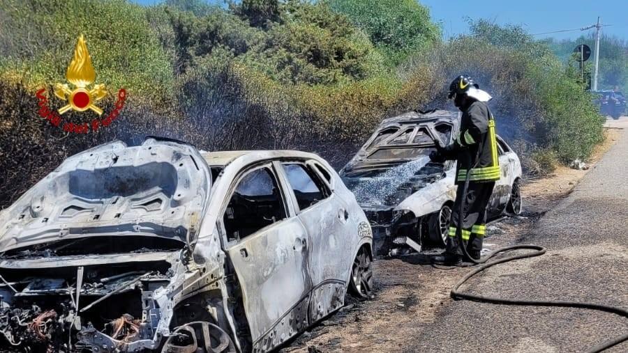 Trinità, due auto in fiamme: paura tra i turisti